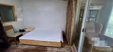 침대와 나무 의자, 바닥 러그가 있는 방, 반출 전